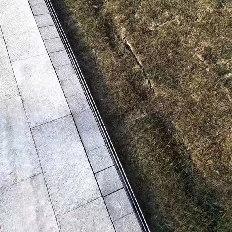Csúszásgátló és kopásálló lineáris vízelvezető csatorna